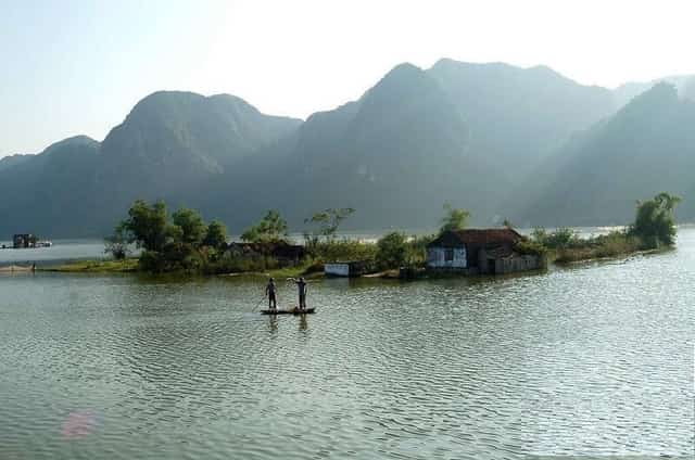 On Dong Thai Lake (Yen Mo).