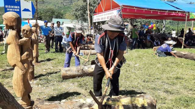 Các nghệ nhân tạc tượng gỗ dân gian