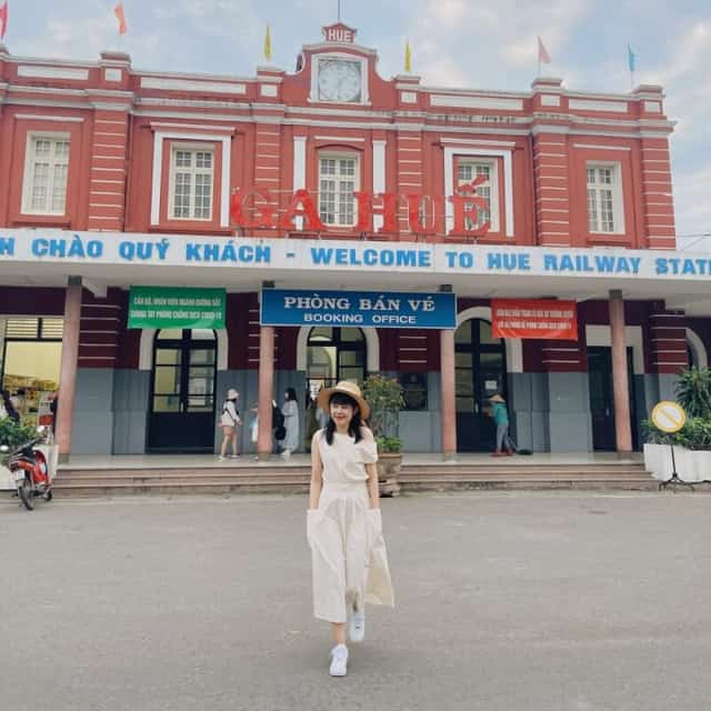 Tạo dáng check in trước cổng Ga Huế