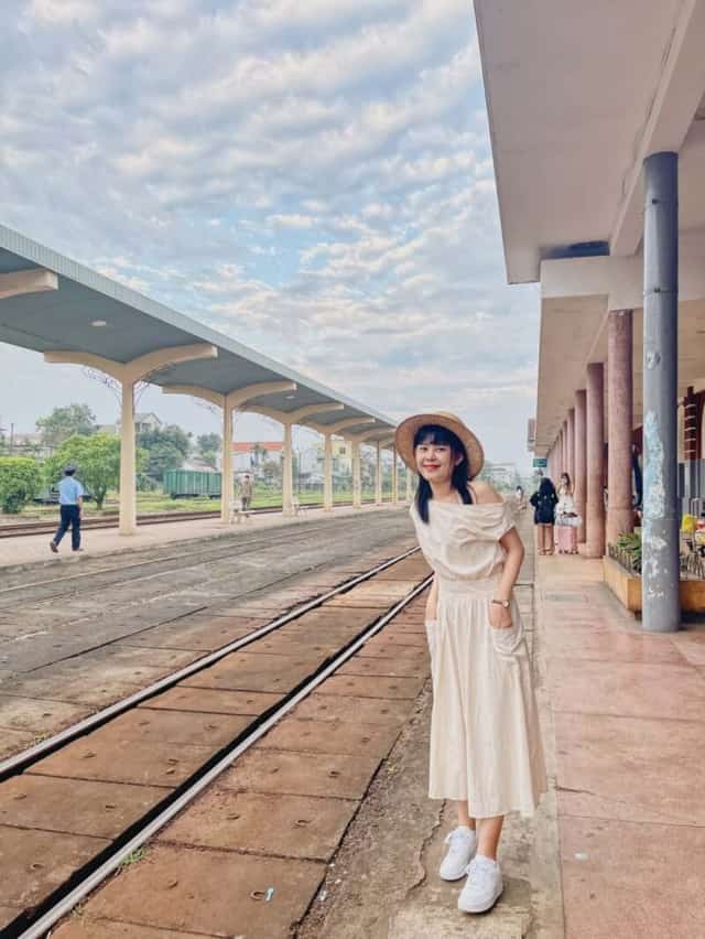 Check in đường chờ tàu ở ga Huế