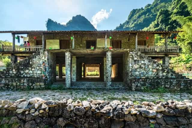 高平岱伊族的建筑风格在中庆区丹水公社 Khuoi Ky 石头村得到了突出体现。这是一个有着 400 多年历史的古村落，距高平市中心近 100 公里。村里大约有 14 户岱族家庭。