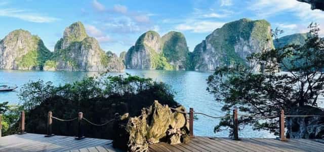 Vịnh Hạ Long nhìn từ hang Trống