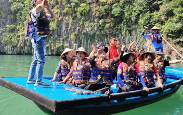 Trong không gian sâu lắng, lãng mạn của mùa thu Hạ Long, du khách Hàn Quốc cất vang tiếng hát