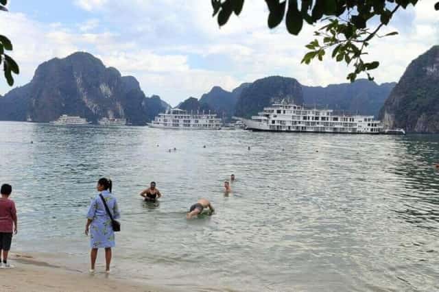 Theo Ban quản lý vịnh Hạ Long, khách quốc tế đến vịnh dịp này chủ yếu đến từ châu Âu, người Hàn Quốc, Trung Quốc