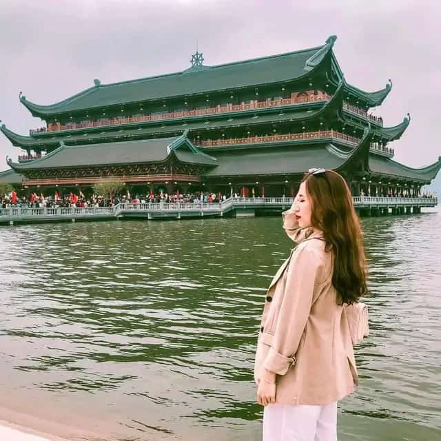 从高空俯瞰越南三祝寺全景，探索其壮丽布局。图片来源：Hạnh Hạnh