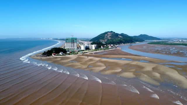 黄长被大海与蜿蜒的叻长河环绕，共同构成了清化省罕见的美景