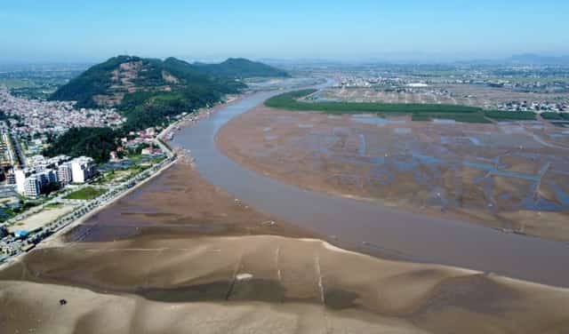 据当地渔民介绍，这些沙丘是由数千年前泥沙淤积形成的