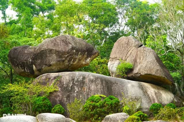 Hòn Trống Mái