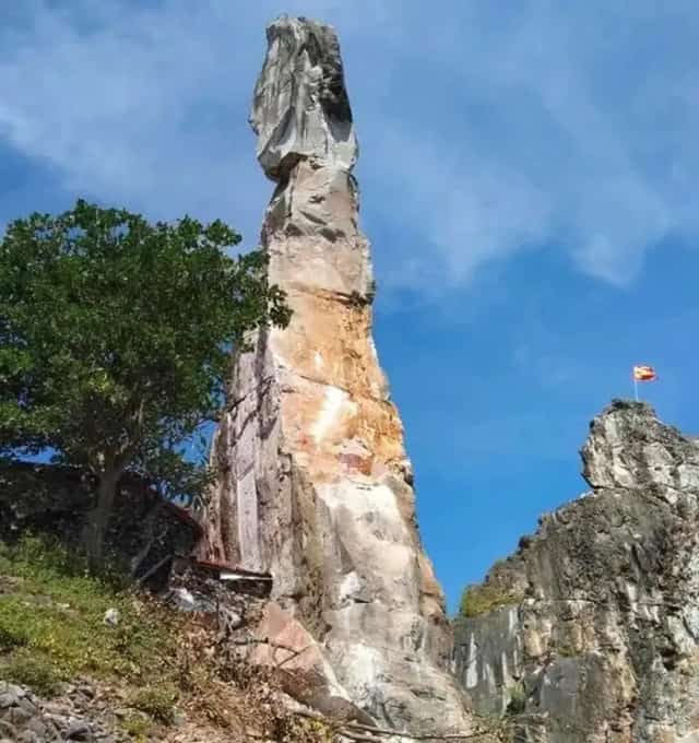 Hòn Vọng Phu nằm trên đỉnh núi Nhồi