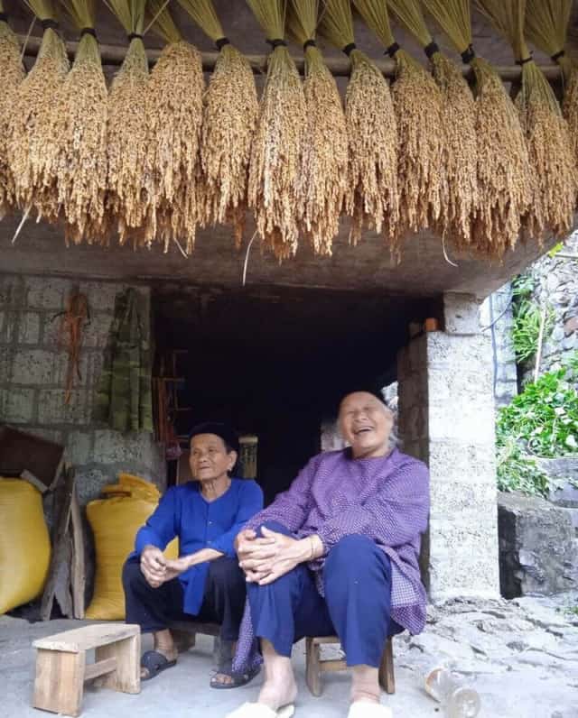 Những người phụ nữ cao tuổi làng đá Khuổi Ky trò chuyện trong căn bếp cất đầy lúa nếp nương