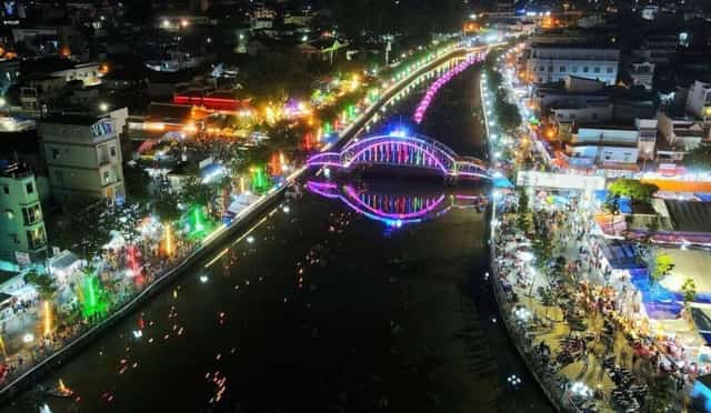 迪石市的节日季。
