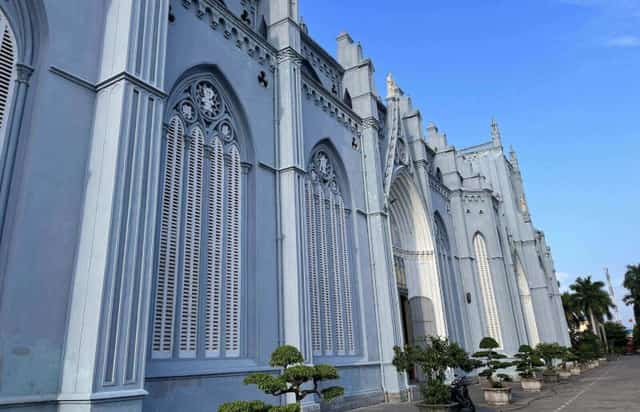 푸냐이 성당은 프랑스 성당을 본떠 프랑스 건축 양식으로 베트남 사람들이 지었습니다