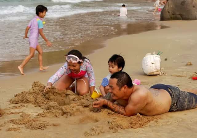 なめらかな砂浜で、無邪気に伸び伸びと遊ぶ子供たち