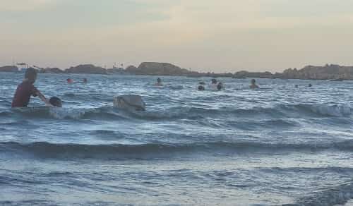 暑い夏の日、キー・スアンビーチは多くの人々を海水浴や休暇に惹きつけている