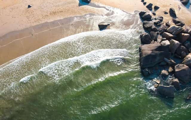この海には自然の岩場があり、まるで創造主の采配によって形作られたかのような、神秘的で手つかずの海の美しさを生み出している様子