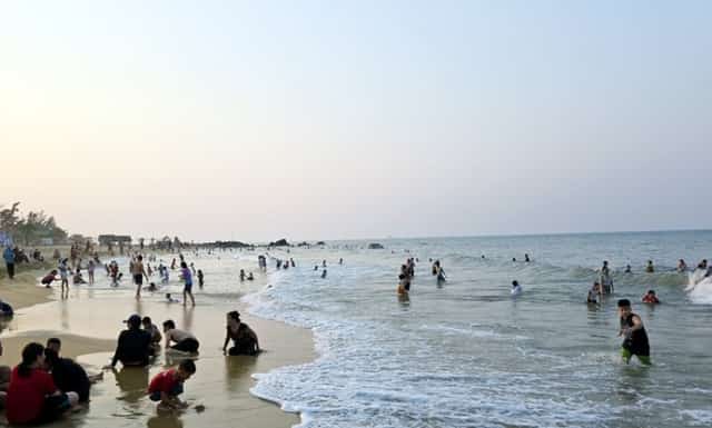 暑い夏の日、キー・スアンビーチは多くの人々を海水浴や休暇に惹きつけている様子