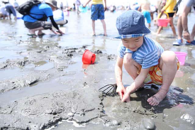 数百人涌向海滩“捡财富”