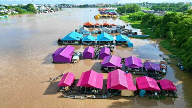 (SGTT) – 최근 Chau Doc 강 합류점에 있는 래프팅 마을에 화려한 