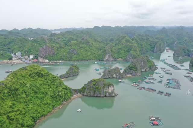 兰哈湾以其清澈海水、高耸山脉和独特的渔村生活吸引着游客