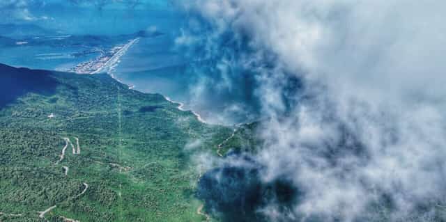 Vịnh biển Lăng Cô nhìn từ trên cao với một bên là đèo Hải Vân, một bên là đèo Phú Gia