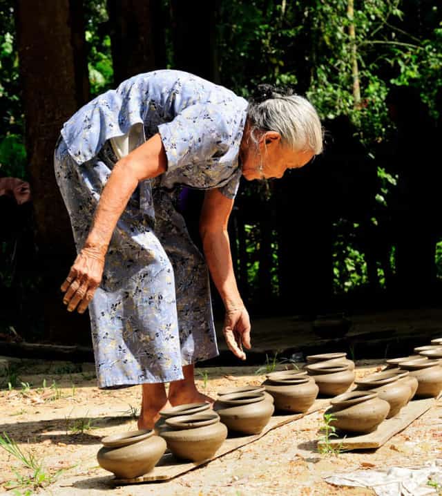 Người dân Phước Tích nổi tiếng với nghề làm gốm