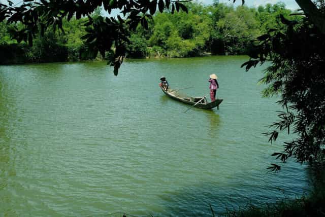 Sông Ô Lâu uốn lượn bên làng