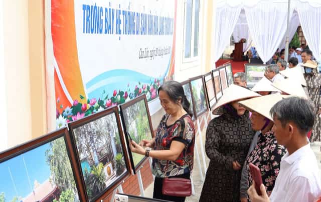 Exhibitions often attract a large number of visitors eager to admire and learn.