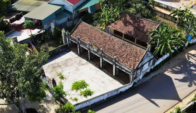Truong Luu Village Communal House, built in the 17th century, features two main sections: the Thượng Điện (Upper Sanctuary), where deities are worshipped, and the Hạ Điện (Lower Sanctuary), a space for communal cultural and spiritual activities.