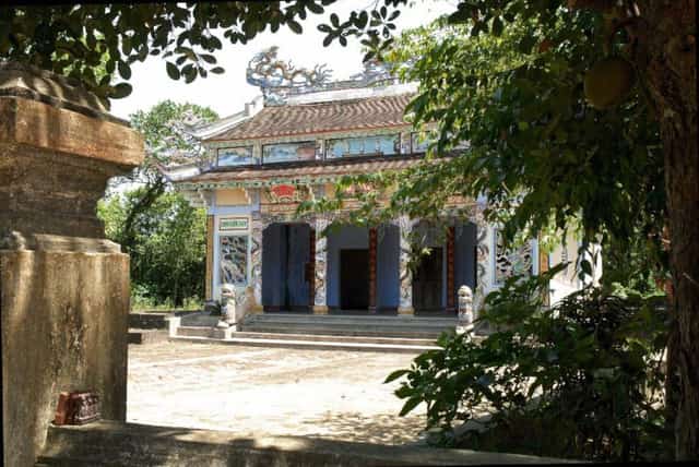 Một ngôi đình trong làng cổ