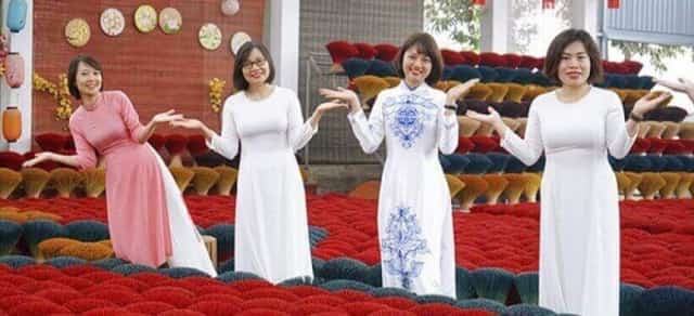 Quảng Ph&uacute; Cầu Incense Village is a destination many tourists enjoy visiting and photographing.