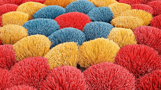 Many production owners arrange the incense stick bundles into eye-catching shapes, often incorporating New Year symbols to cater to visitors' photography preferences.