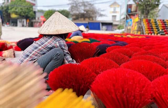 On sunny, dry days, drying the incense is a crucial step in the production process.