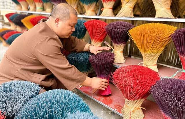 Incense production facilities operate year-round, but the atmosphere becomes even more bustling and lively during holidays and Tết.