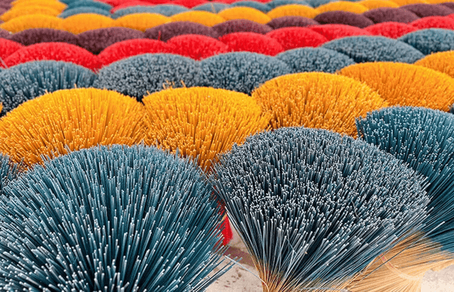 Bundles of incense sticks, fanned out in perfect circles, uniform and multi-colored, are beautifully arranged, creating a dazzling display that brightens a corner of the sky.