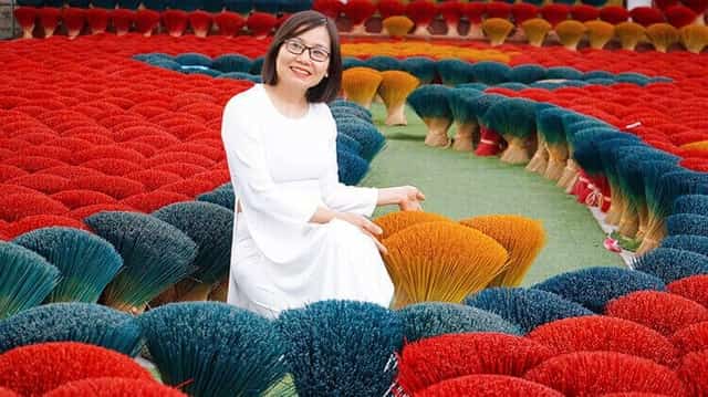The traditional &Aacute;o d&agrave;i is a popular choice of attire for many visitors coming to the incense village to take photos.
