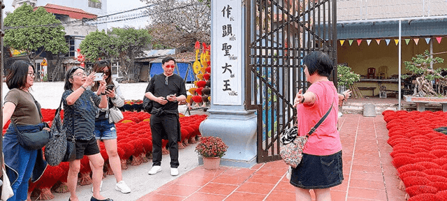 International tourists are also particularly fascinated by the photo opportunities at Quảng Ph&uacute; Cầu Incense Stick Village.
