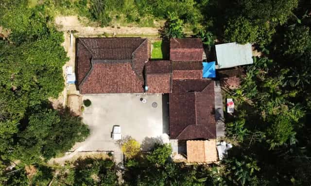 Làng cổ Lộc Yên hiện có nhiều ngôi nhà cổ làm bằng gỗ có tuổi đời hơn 100 năm