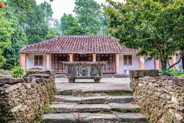 Những bậc đá xếp ngay ngắn tạo thành lối dẫn lên sân nhà
