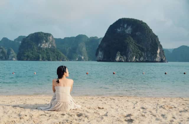 島の麓に広がる白く滑らかでとてもきれいな砂浜は、毎年夏になると観光客に人気の「涼しさ」の場所となっています (写真: Ly Nguyen、Khoi Hoa)