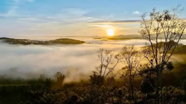 망덴(Măng Đen)은 응옥링 산맥(Ngọc Linh Range)에 속하지 않고, 플라이꾸 고원(Pleiku Plateau) 북동쪽 끝자락에 위치하며 다양한 지형을 자랑합니다