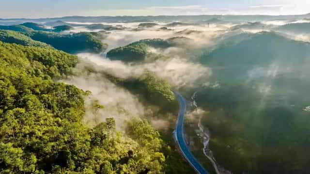 국도 24호선 - 망덴 고원(Măng Đen Plateau)의 작은 마을을 잇는 주요 도로
