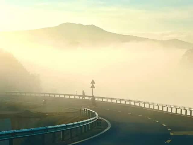 망덴(Măng Đen)의 일출은 다채로운 색감과 감동이 가득한 자연의 그림입니다