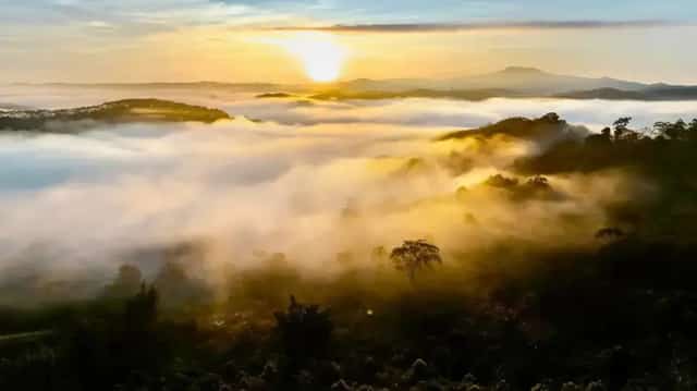 망덴(Măng Đen)의 일출은 여행객들이 멋진 공간에 몸을 맡길 수 있는 가장 아름다운 시간입니다