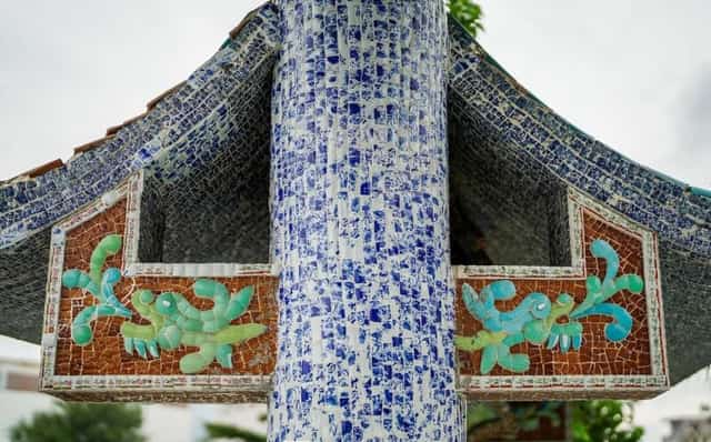Một góc cổng chính được phủ kín các mảnh sành, sứ