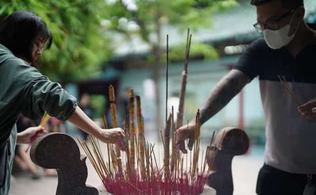 Dù là ngày thường hay cuối tuần, ngôi miếu đón khá đông khách hành hương