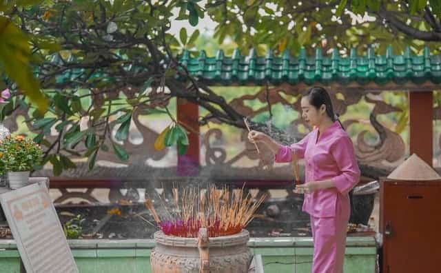Bạn Hồng Ni là phật tử thuần thành, thường xuyên đến lễ Phật, chiêm bái