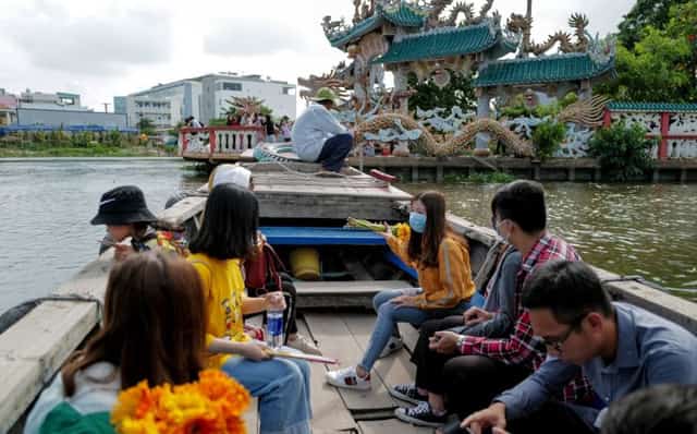 Muốn ra miếu Phù Châu, cách duy nhất là đi đò