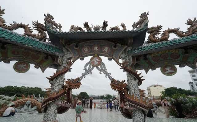 Phù Châu miếu có lối trang trí từ những mảnh sành, sứ rất độc đáo