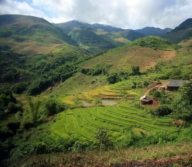 荒涼とした風景の中に、点々と集落や棚田が姿を現す