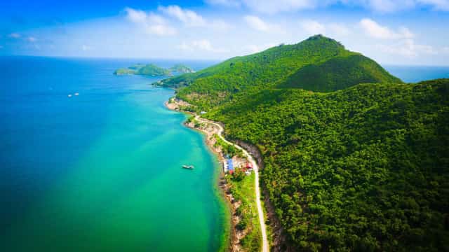 Đến Nam Du, du khách có thể lặn ngắm san hô, đắm mình trong làn nước biển xanh mát và thưởng thức những sản vật tươi ngon từ biển.